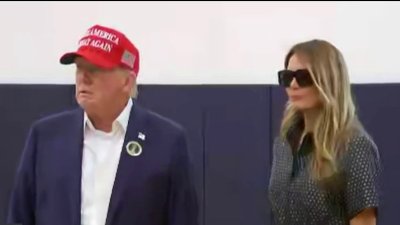 El expresidente Trump vota en Florida acompañado de su esposa