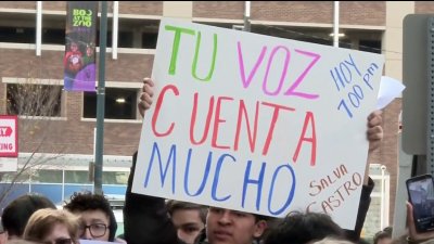 Padres y estudiantes abandonan escuela y protestan por posible cierres en Denver