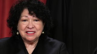 La jueza asociada de la Corte Suprema de los Estados Unidos, Sonia Sotomayor, posa para un retrato oficial en la Sala de Conferencias Este del edificio de la Corte Suprema el 7 de octubre de 2022 en Washington, DC.