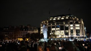 La estatua de la Virgen con el Niño se lleva hacia la Catedral Notre -Dame de París el 15 de noviembre de 2024 en París, Francia.