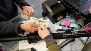 La ley autoriza a mayores de 21 años a comprar armas en Colorado.