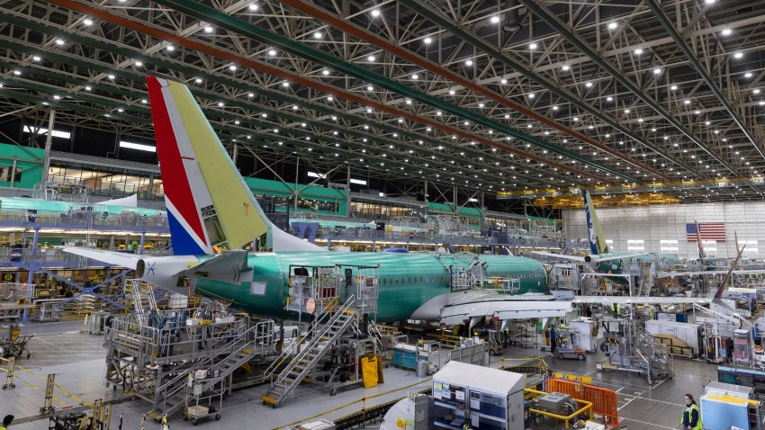 ARCHIVO – Empleados de Boeing trabajan en la línea de montaje final del 737 MAX en la planta de Boeing en Renton, el 15 de junio de 2022, en Renton, Washington. (Ellen M. Banner/The Seattle Times via AP, Archivo)