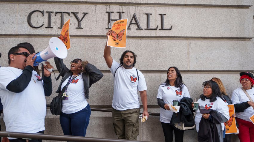 Miembros de grupos de defensa de los inmigrantes exigen que las autoridades locales promulguen una ordenanza que convierta a Los Ángeles en una ciudad santuario frente al edificio municipal, el martes 19 de noviembre de 2024. (Foto AP/Damian Dovarganes)