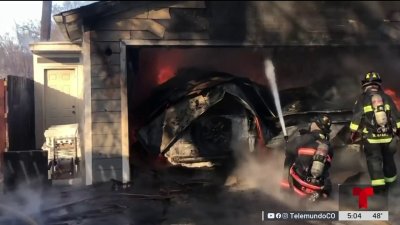 Incendio de casa en Lakewood destruye varios vehículos