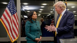 La moderadora Kristen Welker entrevista al presidente electo Donald Trump. En la imagen: (de izq. a der.) La moderadora Kristen Welker y el presidente electo Donald Trump.