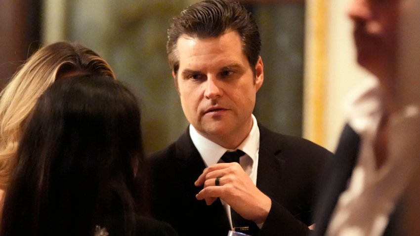 Matt Gaetz habla antes de que el presidente electo Donald Trump tome la palabra durante una gala del America First Policy Institute en su residencia de Mar-a-Lago, el jueves 14 de noviembre de 2024, en Palm Beach, Florida (Foto AP/Alex Brandon)