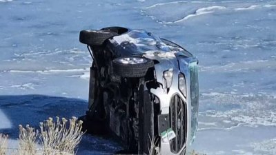 Accidente en carretera 470 deja vehículo sobre el hielo en Soda Lake