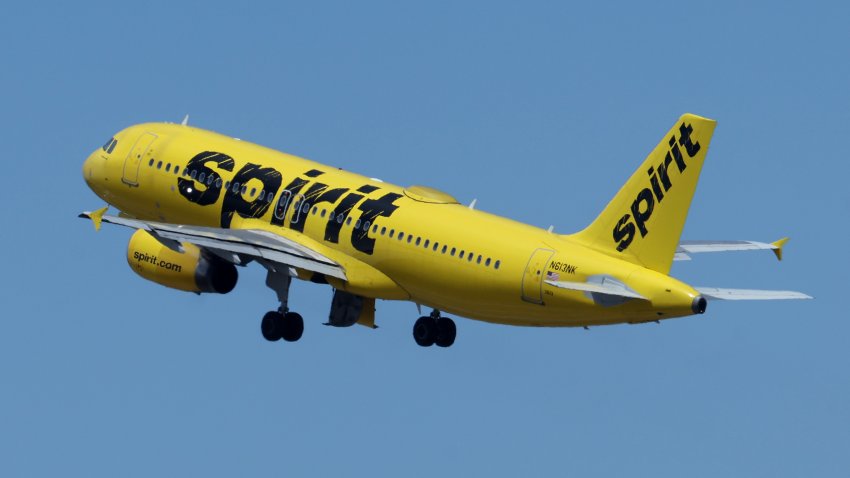 Un Spirit Airlines despega del Aeropuerto Internacional de Oakland el 06 de mayo de 2024 en Oakland, California.