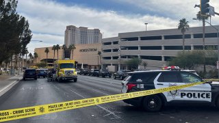 La policía acordona la zona donde explotó un Cybertruck en Las Vegas.