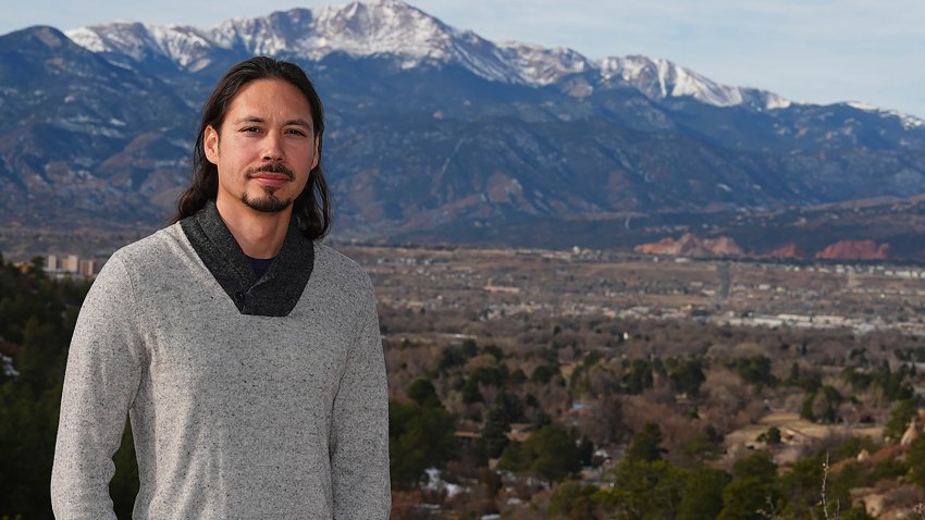 Lane Belone posa con Pikes Peak de fondo en un mirador del Parque Palmer, el jueves 19 de diciembre de 2024, en Colorado Springs, Colorado. (AP Foto/David Zalubowski)