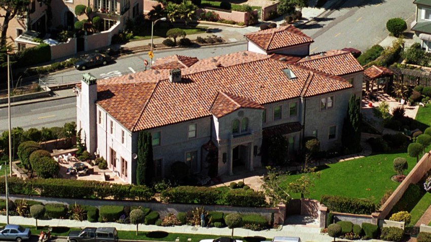 376796 01: 11/1/99 San Francisco, Calif. This is the Bay area home Hollywood funnyman Robin Williams. The $4 million dollar 6 bedroom home has great views on a clear day of the Golden Gate Bridge. Williams spends most of his time in the Bay Area. He is neighbours with Sharon Stone