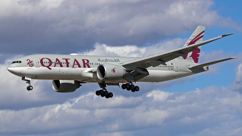 Un Boeing 777-2DZ(LR) de Qatar Airways, con la pegatina "25 años de excelencia", aterriza en el aeropuerto de Barcelona, España, el 23 de febrero de 2024. (Foto de Urbanandsport/NurPhoto vía Getty Images)
