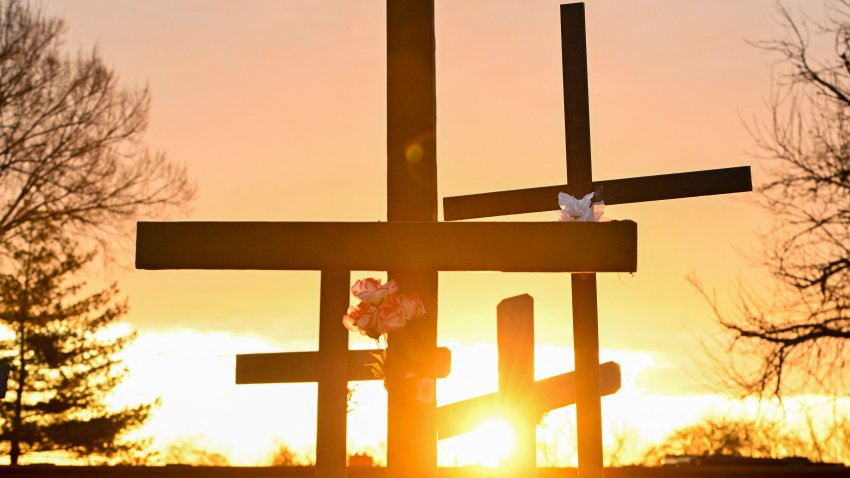 El sol se levanta iluminando las cruces colocadas en un monumento cerca del Aeropuerto Nacional Ronald Reagan de Washington el 2 de febrero de 2025 en Arlington, Virginia, en memoria de las víctimas de una colisión en pleno vuelo entre un vuelo 5342 de American Airlines y un helicóptero Black Hawk del Ejército.