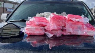 La droga y el dinero inacautado por las autoridades tras una parada de tráfico en la I-70.