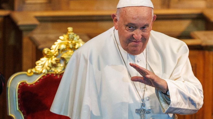El papa Francisco pasó la noche "tranquilo" y continúa con su tratamiento