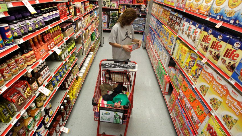 ARCHIVO – Una mujer mira productos en el pasillo de una tienda mientras su hija duerme la siesta en el carrito de compras en Waco, Texas, el 14 de diciembre de 2010. (AP Foto/Tony Gutiérrez, Archivo)