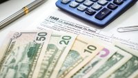 Dinero con calculadora y formulario de impuestos.