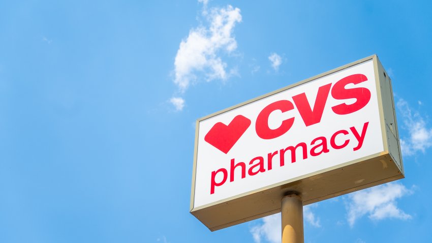 El logotipo de la farmacia CVS se ve fuera de un escaparate el 07 de agosto 2024 en Austin, Texas.