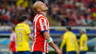 La frustración del "Chicharito" en el partido que las Chivas jugaron este sábado ante América, en Guadalajara.