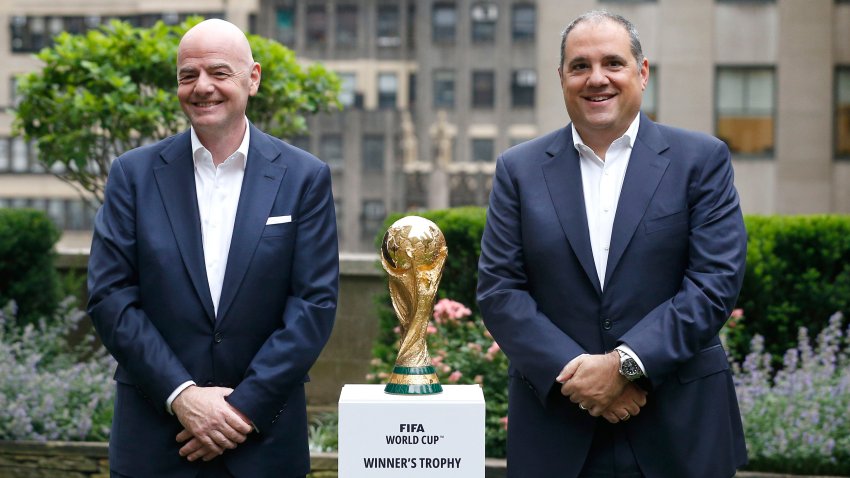 ARCHIVO – En foto del jueves 16 de junio del 2022, el presidente de la FIFA Gianni Infantino y el vicepresidente Vittorio Montagliani posan con el trofeo del Mundial. (AP Foto/Noah K. Murray, Archivo)