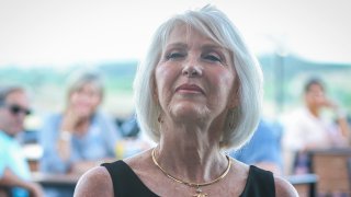Tina Peters cumple una condena de 9 años en la cárcel.