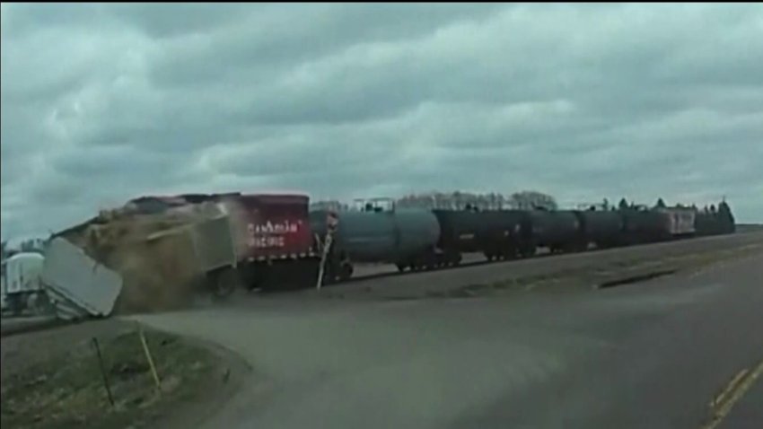 En video: tren embiste a un camión que se atravesó en las vías