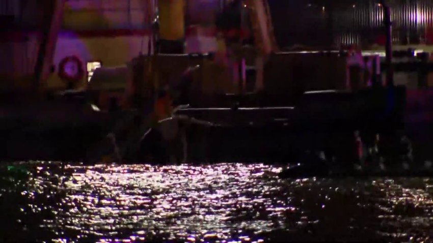 Los equipos sacaron los restos del helicóptero del río Hudson