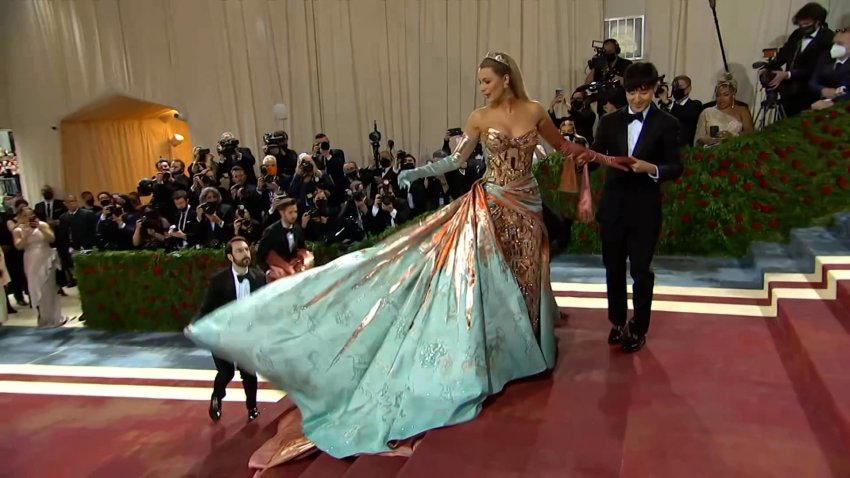Una modelo que llevaba un vestido de fiesta en la Met Gala.