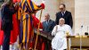 El Papa aún convaleciente aparece en la plaza de San Pedro en el Domingo de Ramos