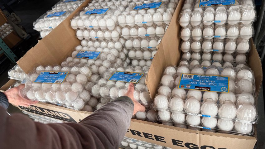 Clientes comprando huevos Kirkland sin jaula en la megatienda Costco, Queens, Nueva York. (Foto de: Lindsey Nicholson/UCG/Universal Images Group vía Getty Images)