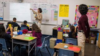 Los demandantes dicen que la abrupta interrupción del Departamento de Educación de cientos de millones de dólares de financiamiento prometido obligará a recortes en servicios vitales en las escuelas (foto de archivo).