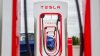 Hombre de Colorado enfrenta cargos por supuestas amenazas contra dueños de autos Tesla