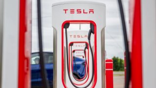 Un hombre de Colorado enfrenta cargos por supuestas amenazas contra dueños de vehículos Tesla.