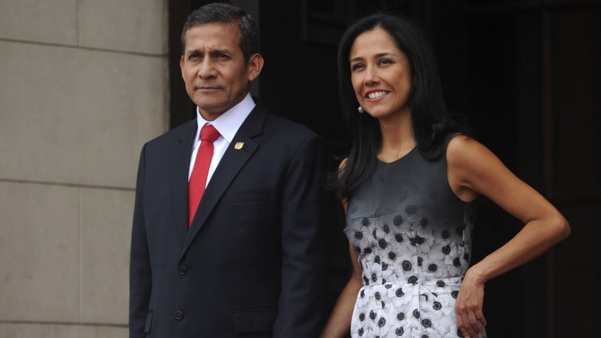 The President of Peru Ollanta Humala (L) and his wife Nadine Heredia, wait for German President Joachim Gauck at the Presidential Palace in Lima on March 20, 2015. AFP PHOTO/ERNESTO BENAVIDES        (Photo credit should read ERNESTO BENAVIDES/AFP via Getty Images)