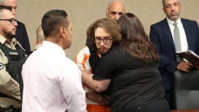 Hermana de víctima mortal abraza a Patrick Crusius durante audiencia