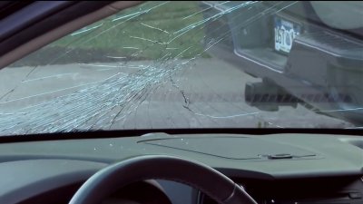 La policía de Westminster pide ayuda para investigar objetos lanzados a carros desde puente