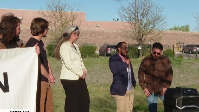 Personas exigen la liberación de madre de familia detenida por inmigración