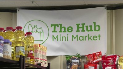 DPS ofrece Community Hubs Mini Markets para ayudar a familias necesitadas