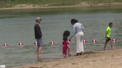 Familias provechan el día feriado en la playita del parque Cherry Creek