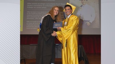 Laboratorio móvil impulsa carrera médica de estudiante salvadoreño