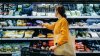 CNBC: Aumentan los costos de productos esenciales en EEUU: expertos recomiendan cómo ahorrar