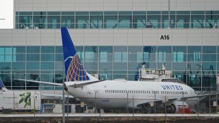 Un avión de United Airlines permanece estacionado el 7 de mayo de 2025 en el Aeropuerto Internacional de Denver.