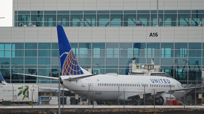 Un avión de United Airlines permanece estacionado el 7 de mayo de 2025 en el Aeropuerto Internacional de Denver. (AP foto/David Zalubowski)