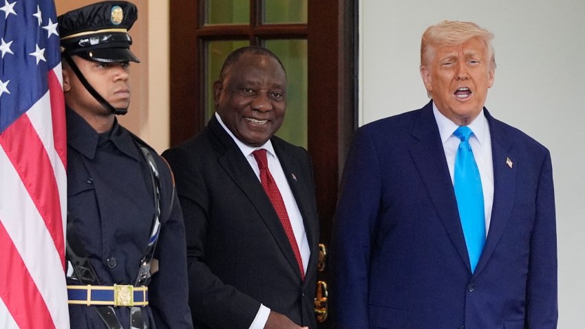 El presidente estadounidense Donald Trump recibe al presidente sudafricano Cyril Ramaphosa en la Casa Blanca en Washington el 21 de mayo del 2025. (AP foto/Julia Demaree Nikhinson)