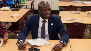 La pareja quiso "ayudar" al candidato a la alcaldía de Colorado Springs, Yemi Mobolade.