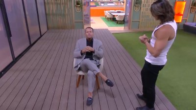 Luca invade el espacio de Adame mientras el alacrán boricua le habla a la cámara