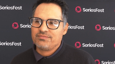 Michael Peña llega a Denver para el festival anual de televisión