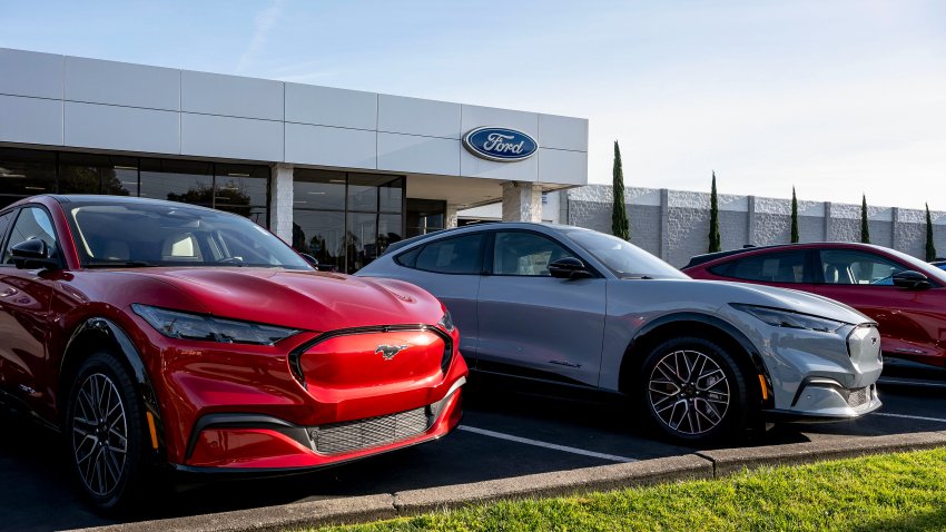 Vehículos Ford Mach-E EV en un concesionario Ford de Richmond, California, EEUU, el lunes 3 de marzo de 2025. Los aranceles a Canadá y México pueden hacer subir los precios de los coches en EEUU hasta $12,000, estrujando aún más a los consumidores y causando estragos en la intrincada red de líneas de suministro de automóviles que atraviesan el continente. Fotógrafo: David Paul Morris/Bloomberg vía Getty Images