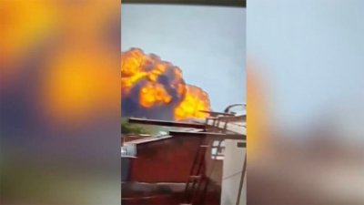 En video: el instante en que se estrella avión en zona residencial en India