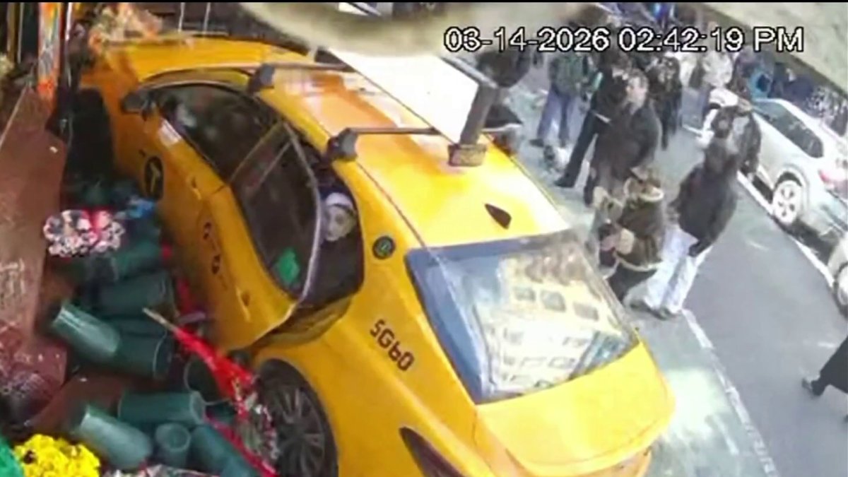 Taxi fuera de control atropella a dos mujeres en Nueva York – Telemundo ...